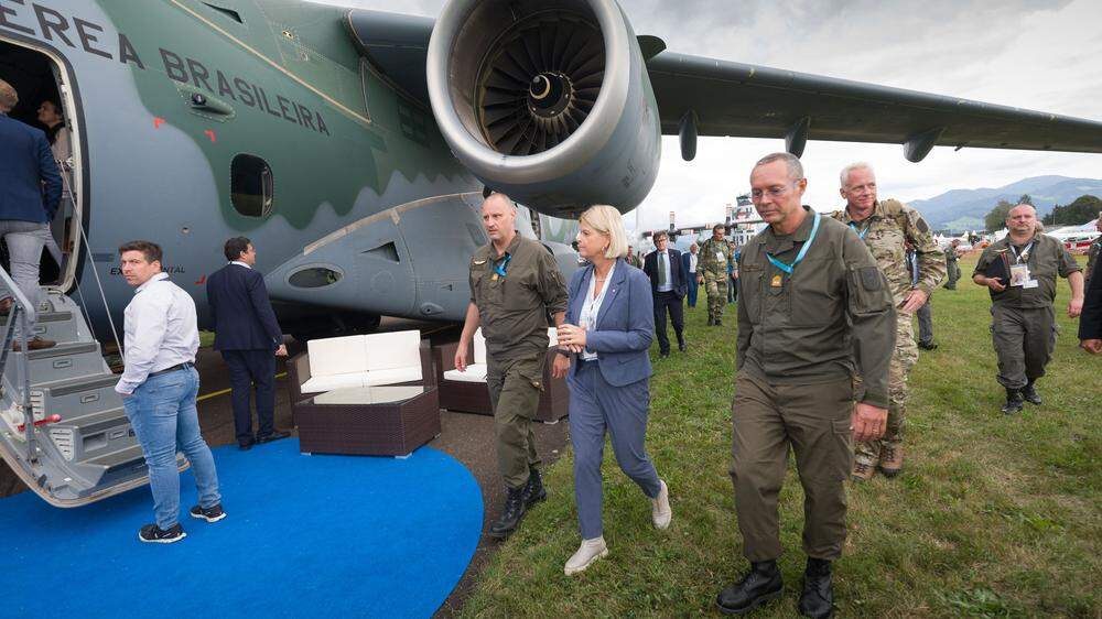 Klaudia Tanner inspziert mit Brigadier Jörg Freistätter und dem künftigen Generalstabschef Rudolf Striedinger die C-390 von Embraer