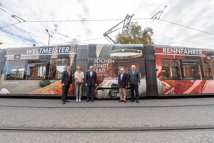 Die Stadt Graz ehrt ihren großen Sohn mit einem Gedenkjahr. Der Auftakt: Die Präsentation einer Jochen-Rindt-Straßenbahn.