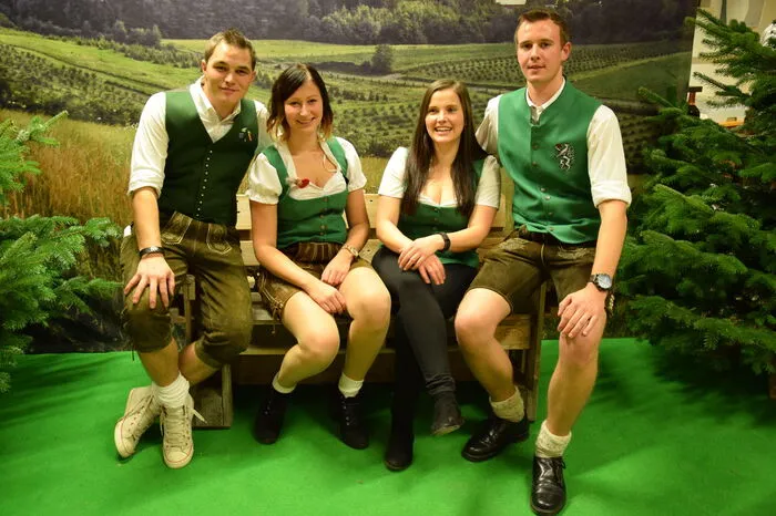 Hannes Hopfer, Melissa Dornik, Selina Nistl sowie Lukas Lang durften als Leiter der Gruppe St. Anna beziehungsweise als Bezirksleiter zahlreiche Mitglieder der Landjugend in der Weinlandhalle Frutten-Gießelsdorf begrüßen.