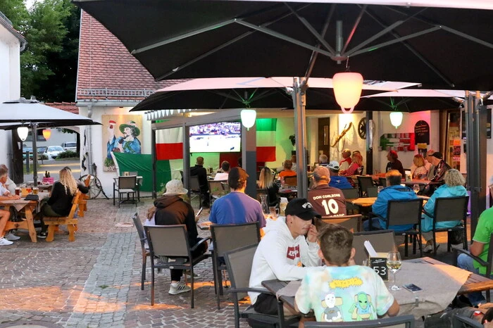 ... und im "San Vito" in der Herzogstadt unter die Fußballfans. 