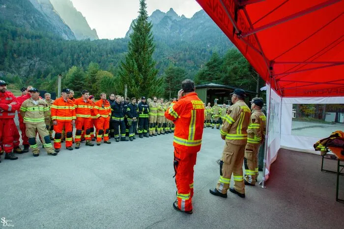 Über 100 Einsatzkräfte der Feuerwehren Lavant, Nikolsdorf und Lienz, der Bezirksfeuerwehr-zentrale Lienz, dem Roten Kreuz, Bergrettung und Wasserrettung waren in drei Übungsszenarien in unserem Bezirk eingebunden.