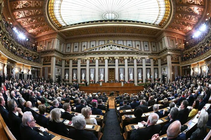 Im Bundesversammlungssaal kommen Nationalrat und Bundesrat zusammen. Auch die höchsten Vertreter der österreichischen Religionsgemeinschaften haben ihren Platz im Plenum.