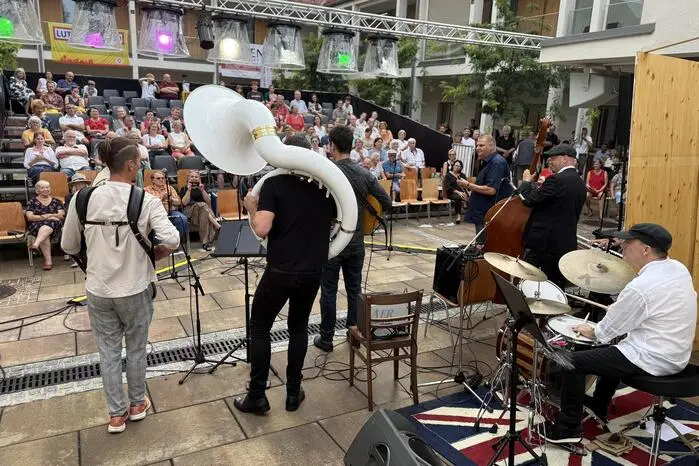 Beim großen Abschlusskonzert am Sonntag auf dem Campus der Musikschule mit Teilnehmern vom Schulkind bis zum Pensionisten, Dozenten-Bands und der Big Band Ilz unter der Leitung von Willy Kulmer konnte Dixieland und Swing-Intendant Hannes Hödl eine Vielzahl begeisterter Besucher und Bürgermeister Stefan Wilhelm persönlich begrüßen. 
