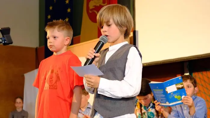 Die Schülerinnen, Schüler und Kindergartenkinder führten Musik- und Theaterstücke auf