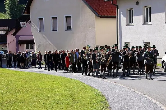 Vor der Heiligen Messe um 8:45 Uhr spielte die Blasmusikkapelle Kainachtal am Kirchplatz auf.