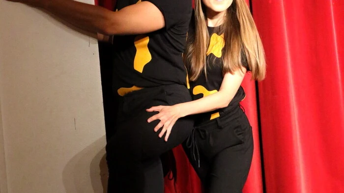 Viel Beifall gab es am Sonntag für die beiden Schauspieler Christian Krall und Patrizia Auer (Foto) anlässlich der „Märchenreise“ der Friesacher Burghofspiele im örtlichen Stadtsaal. 