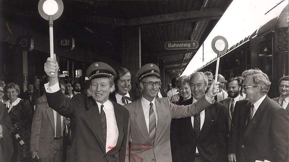 4. Juli 1990, 9.55 Uhr: Josef Krainer, damals Landeshauptmann der Steiermark, und Alfred Stingl, damals Bürgermeister von Graz, führen den Sonderzug nach Wien an