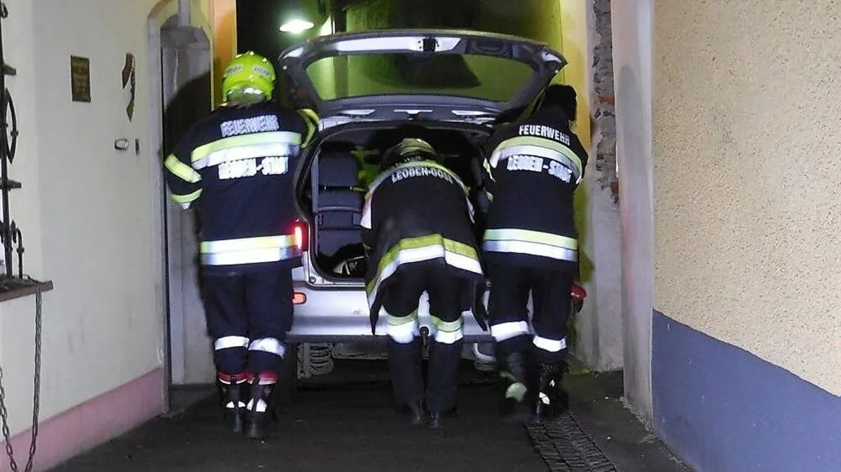 Vor einigen Jahren musste die FF Leoben-Stadt zur Fahrzeugbergung in der Zellergasse ausrücken