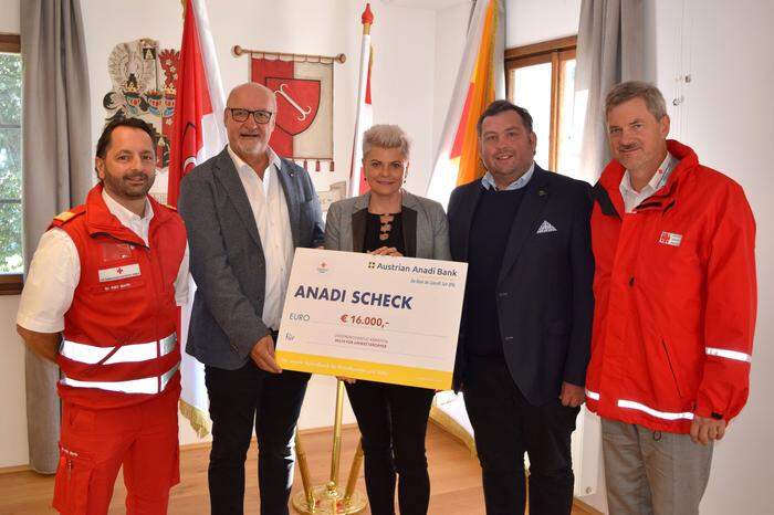 Übergabe des Spendenschecks vom Jugendrotkreuz durch Rotkreuz-Präsident Martin Pirz (links), Gabriele Patterer (Bildungsregion West, Mitte) und Herbert Torta (Landesleiter Jugendrotkreuz, rechts) an die Bürgermeister Klaus Glanznig (Treffen, 2. v. links) und Gerald Ebner (Arriach, 2. v. rechts)