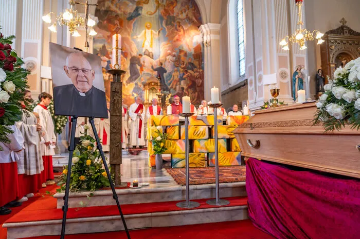 Die Begräbnisfeierlichkeiten begannen um 8 Uhr früh in Puchers Pfarre St. Vinzenz. Ab dann gab es die Möglichkeit, sich am aufgebahrten Sarg von dem beliebten Pfarrer zu verabschieden. Ab 14 Uhr wurde das Requiem gefeiert.