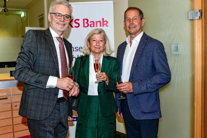 Mit einem Rückblick auf den Beginn gratulierte Vorstandsdirektor Nikolaus Juhász dem Filialleiter und seinem Team und sagte: „…das 35 Jahr-Jubiläum ist auch ein Moment des Innehaltens und ein großes Versprechen für die Zukunft“ und verband damit seinen Dank an Alfred Hirschmann seinem erfolgreichen Team.