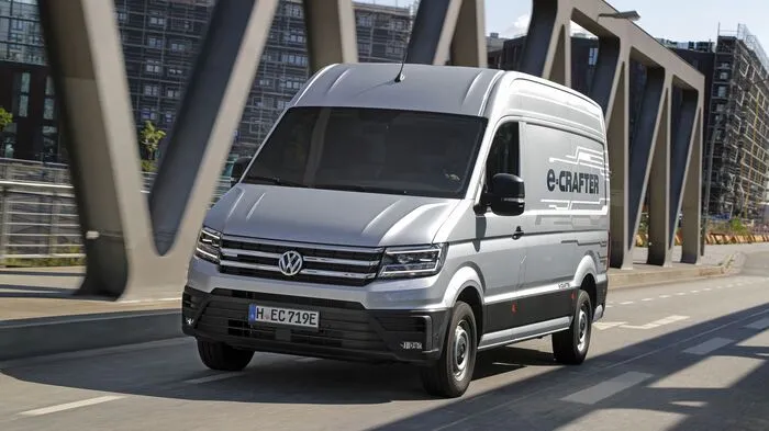 Volkswagen hat den Crafter zum Elektriker umgeschult: Der 100 kW (136 PS) starke e-Crafter wirft eine Reichweite von bis zu 173 Kilometern (gemessen nach NEFZ) in die Waagschale und ist bewusst auf eine begrenzte Höchstgeschwindigkeit von 90 km/h zugeschnitten.