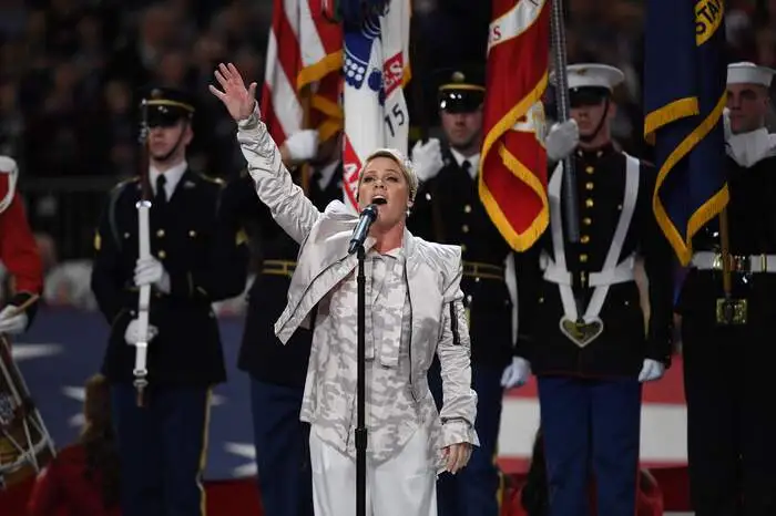 ...sorgte US-Sängerin Pink (38) vor dem Anpfiff des Spiels mit ihrer gefühlvollen Interpretation der US-Nationalhymne für Gänsehautmomente.
