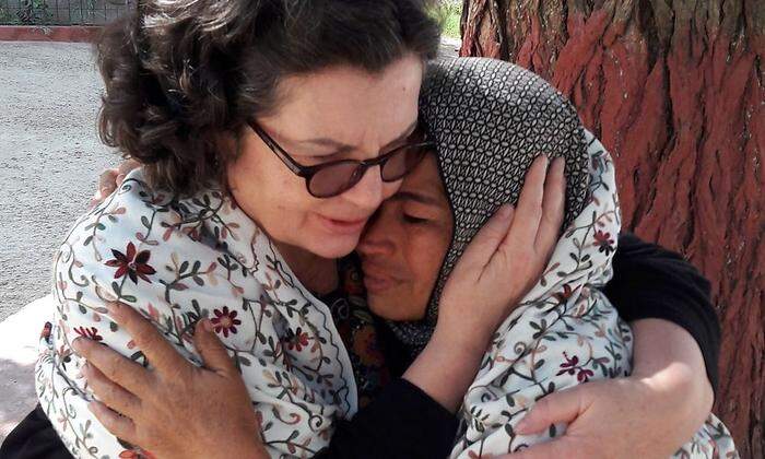 Claudia Villani mit Fatima, die als Kind von ihren Eltern im Wald ausgesetzt wurde, da sie an Lepra erkrankt war