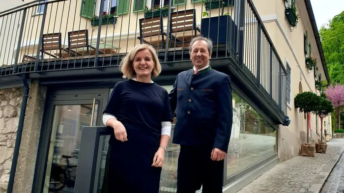 Margareta Reichsthaler und Franz Deutschmann vor ihrem neuen "Gut Schlossberg".