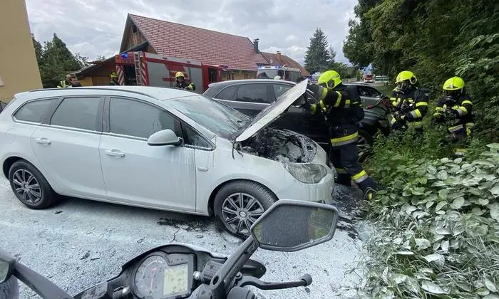 Schon wieder brannte ein Auto 