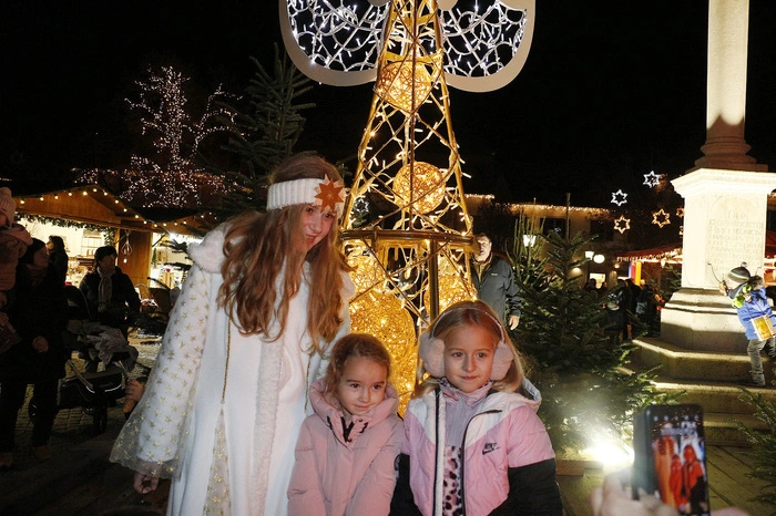 Traditionell erstrahlte der Weihnachtsmarkt bei der feierlichen Eröffnung am Hauptplatz in einem vorweihnachtlichen Lichterglanz.
