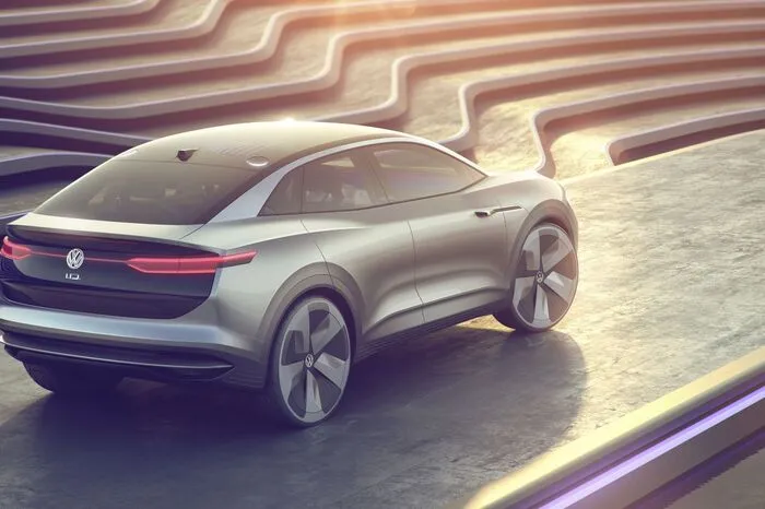 Der E-Motor an der Hinterachse treibt standardmäßig an, der vordere wird bei Bedarf zugeschalten. Bis zu 500 Kilometer (nach dem NEFZ) soll der 180 km/h schnelle Crossover mit einer Batterieladung zurücklegen können.