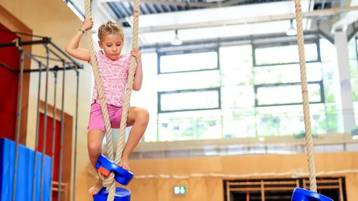 Vor den Seilen fürchtet sich die fünfjährige Laura nicht