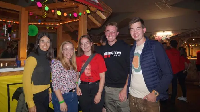 Zahlreiche Gäste zog es am vergangenen Samstag in die Festhalle Heilbrunn, wo die Landjugend ihre Neon Party feierte.