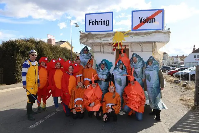 Den Schluss des Umzugs bildete Bürgermeister Johann Winkelmaier mit dem Team seiner Apotheke