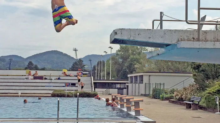 Am 11. Mai startet das städtische Freibad in die Badesaison. Die Tageskarte für Erwachsene kostet wie im Vorjahr 4,50 Euro. Um für ungetrübten Badespaß zu sorgen, wurde der Sprungturm saniert, und die notwendigen Arbeiten am Kanal sind bereits abgeschlossen. Saisonschluss ist am 9. September.