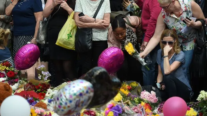 Großbritannien gedenkt der Opfer des Selbstmordanschlags von Manchester: Im ganzen Land hielten die Bürger am Donnerstag zu Ehren der Opfer für eine Schweigeminute inne.