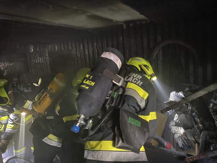 Das Feuer brach in zwei Kellerabteilen aus