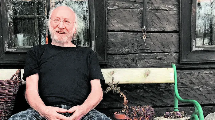 Karl Merkatz vor seinem Bauernhaus am Irrsee in Salzburg