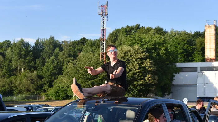 Am Freitag feierte das erste Airbeat Festival am Flughafen von Klagenfurt Premiere. Der erste Tag der zweitägigen Veranstaltung war volksmusikalisch. Mehrere Hundert Gäste schauten sich von 19 bis 23 Uhr die Darbietungen von Michael Huber, Volxpower, Quetsch Ma Live, Die Partykräscher und Melissa Naschenweng im Auto, oder auch am Auto oder auch neben dem Auto an. Anstelle des Applauses gab es ein wohlwollendes Hupkonzert. Am Samstag, bringen beim Air Beat Clubbing Churcher, Dropstar, MCA, TMLS, Two Kinx, Felice pres. Slashed Zero und Expulze die auf einer eigenen Frequenz eingestellten Autoradios der Konzertbesucher zum erklingen. Karten gibt es auf der Homepage airbeat.at und eventuell, sofern nicht ausverkauft, auch an der Abendkassa.