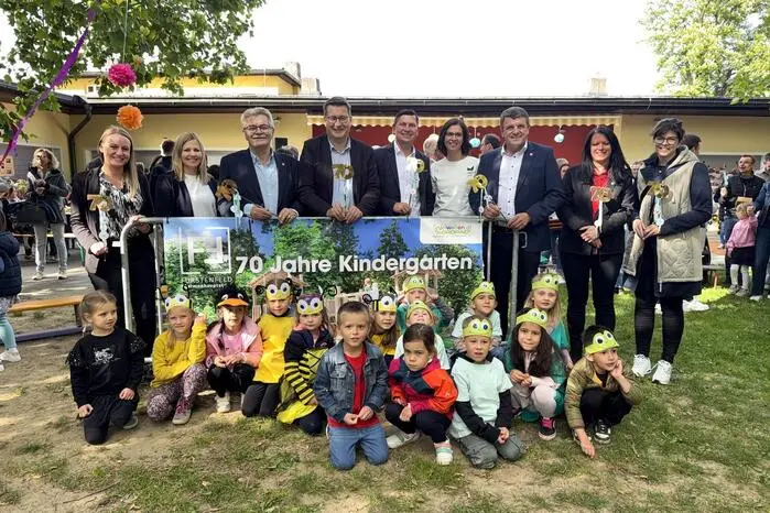 Mit den Worten „Schön, dass du da bist – Lasst uns heute gemeinsam feiern“ begrüßte das Kindergartenteam die Gäste.