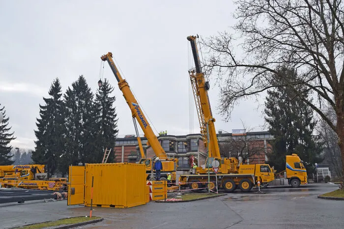 Diese Maßnahmen waren notwendig, da sich die Schneelastnorm von ursprünglich 160 kg/m² auf 305 kg/m² geändert hat. Auch das zusätzlche Gewicht der Photovoltaikanlage kann das Dach jetzt tragen.