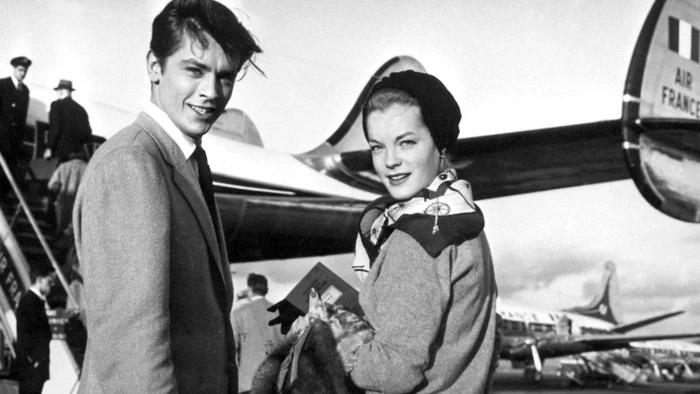 Romy Schneider mit dem französischen Schauspieler Alain Delon in der Stadt Orly,1959.
