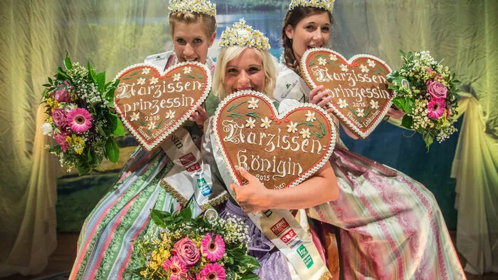 Beim Auftakt zum 56. Narzissenfest wurde am Pfingstsonntag Sabrina Schober aus Deutsch Goritz zur neuen Narzissenkönigin gewählt. Ihre Prinzessinnen sind Marie-Theres Gewessler aus Bad Mitterndorf (rechts) und Lisa Niederauer aus Bad Ischl (links).