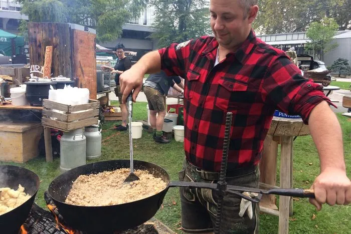 "Sterz di", dass es am Messepark während der Herbstaustellung nach Sterz riecht? Rustikal im "Reindl" zubereitet, setzt man hier nach altem Rezept auf die traditionelle österreichische Speise - in drei Variationen: "Oasterz" mit Eiern, "Boansterz" mit Bohnen und ein "Bettlersterz" mit Erdäpfeln - dazu serviert man "Schwammsuppe". Also: Ums angenehm prasselnde Feuer stellen und sich durch die Sterz-Vielfalt kosten. Mahlzeit!   