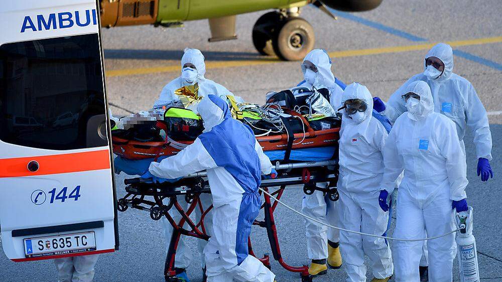 Ein Einsatzteam holte die Schwerkranken vom Flughafen 