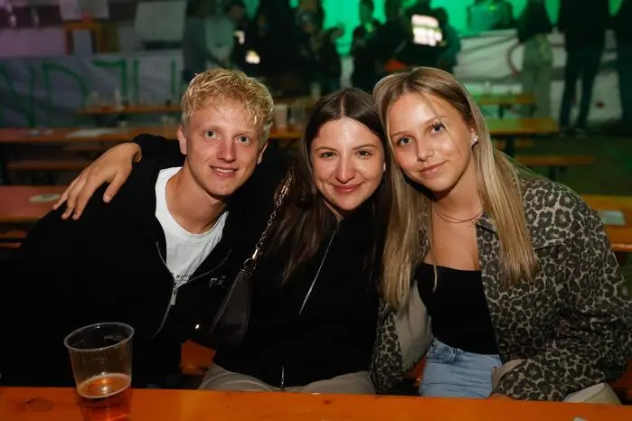 Damit das Fest reibungslos über die Bühne gehen konnte, begannen die Vorbereitungen bereits Monate zuvor. In den Tagen vor der Veranstaltung packten zahlreiche Mitglieder gemeinsam an und errichteten das Festgelände in Eigenregie – vom Festzelt über die Stromversorgung bis hin zu den Lichterketten.