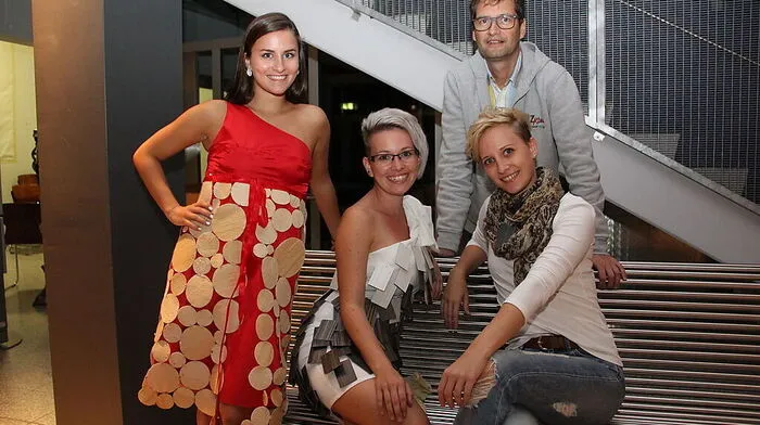 Von links: Die Laufsteg-Models Sandra Poppmeier und  Sabrina Eckl mit Choreografin Kirstin Wiedl und Tischlermeister Klaus Penz