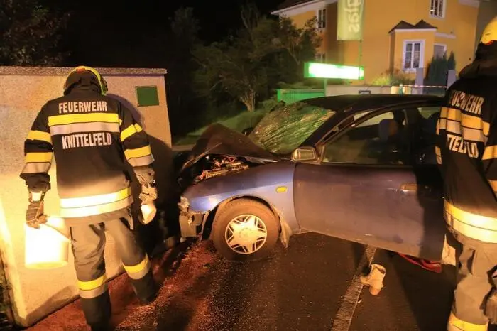 Während der Erstversorgung der Verletzten durch das Rote Kreuz wurde von den 15 eingesetzten Mann der Feuerwehr Knittelfeld der doppelte Brandschutz aufgebaut,...