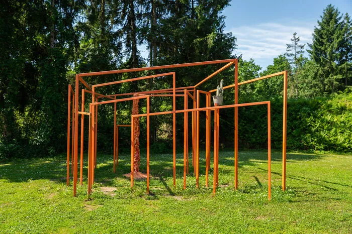 Das 2014 installierte Objekt „In Then Out“ der Städelschule Frankfurt verändert sich jährlich. Heuer haben Studierende der FH Joanneum (Klasse Anke Strittmatter) in das Werk eingegriffen.