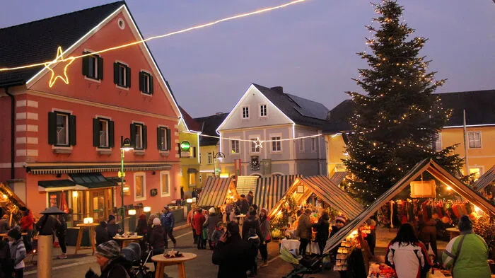 Einen besinnlichen Christkindlmarkt konnten die vielen Besucher am neu gestalteten Marktplatz der Gemeinde Ligist genießen.