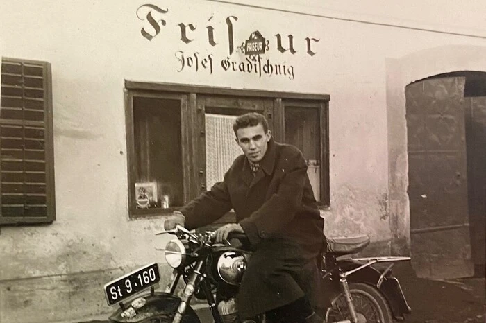 In den Anfängen fuhr er mit seinem Papa zu zweit auf dem Rad ins Geschäft in Riegersburg. 1953 folgte der Wechsel nach Feldbach. Und auch das Rad tauschte er dann ein gegen ein Motorrad.