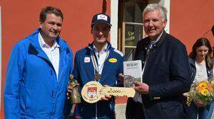 Ehrengeschenk der Stadtgemeinde Murau für Martin Fritz, überreicht von Bürgermeister Thomas Kalcher (rechts) und Vizebürgermeister Franz Mayrhofer
