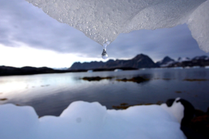 Durch die Erderwärmung schmilzt immer mehr Permafrost, der in der Arktis die Erde bedeckt. Doch der Permafrost hält Moore gefroren - und darin sind gigantische Mengen an Treibhausgasen eingeschlossen, wie es in dem Bericht heißt. Schmilzt der Permafrost weiter, könnten diese Gase demnach freigesetzt werden.
