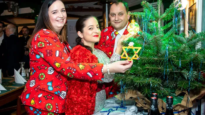 Eva und Christoph Grassmugg luden zur Agentur-Weihnachtsfeier, mit einer neuen Tradition: Alle KünstlerInnen schmückten gemeinsam einen steirischen Christbaum. Caroline Athanasiadis behängte ihn mit einer leuchtenden Kugel mit dem Buchstaben „K“(ERNÖLAMAZONEN) darauf. 
