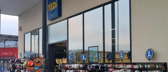 Am Bild sieht man ein Geschäft mit der Aufschrift „TEDi“ | Am 31. Jänner wird die „TEDi“-Filiale in der Klagenfurter Straße südlich vom McDonald's zum letzten Mal geöffnet haben