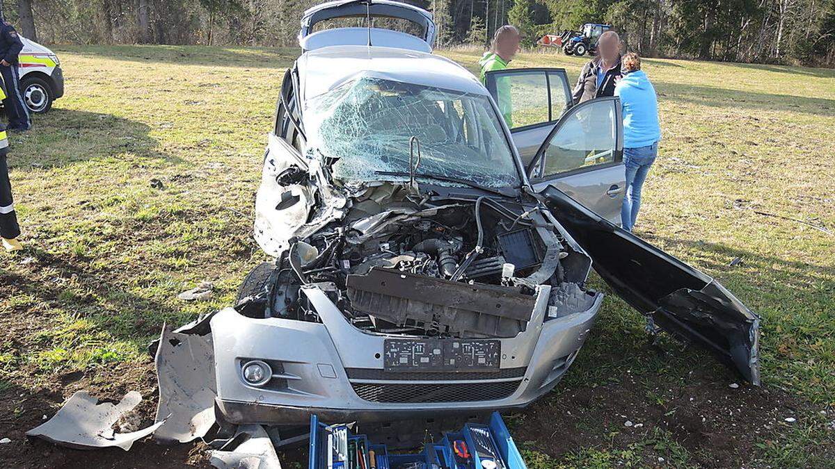 Die Frau wurde leicht verletzt, am Fahrzeug entstand Totalschaden