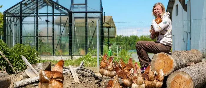 Nina Schweinzger lebt mit 6000 Hühnern auf einem Bauernhof