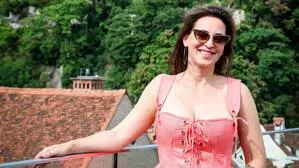 Lena Hoschek trägt beim Interview eines ihrer Kleider – das Modell „Giuseppina“, das es (in Grün) auch in „... And Just Like That“ geschafft hat