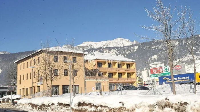 Top 10: Seit Jahren ist die Bezirkshauptstadt Liezen in Sachen Hotellerie praktisch Brachland. Immer wieder gibt es neue Ideen, von einer Umsetzung ist man aber meilenweit entfernt. Braucht Liezen ein Hotel? Das fragten wir unsere Leserinnen und Leser. Mehr dazu.   
